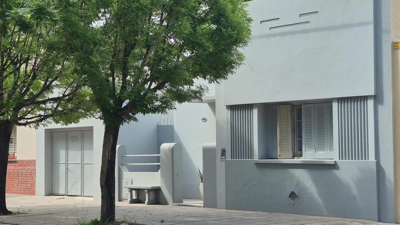 Casa en Alem al 1565 e/Brandsen y Quiroga