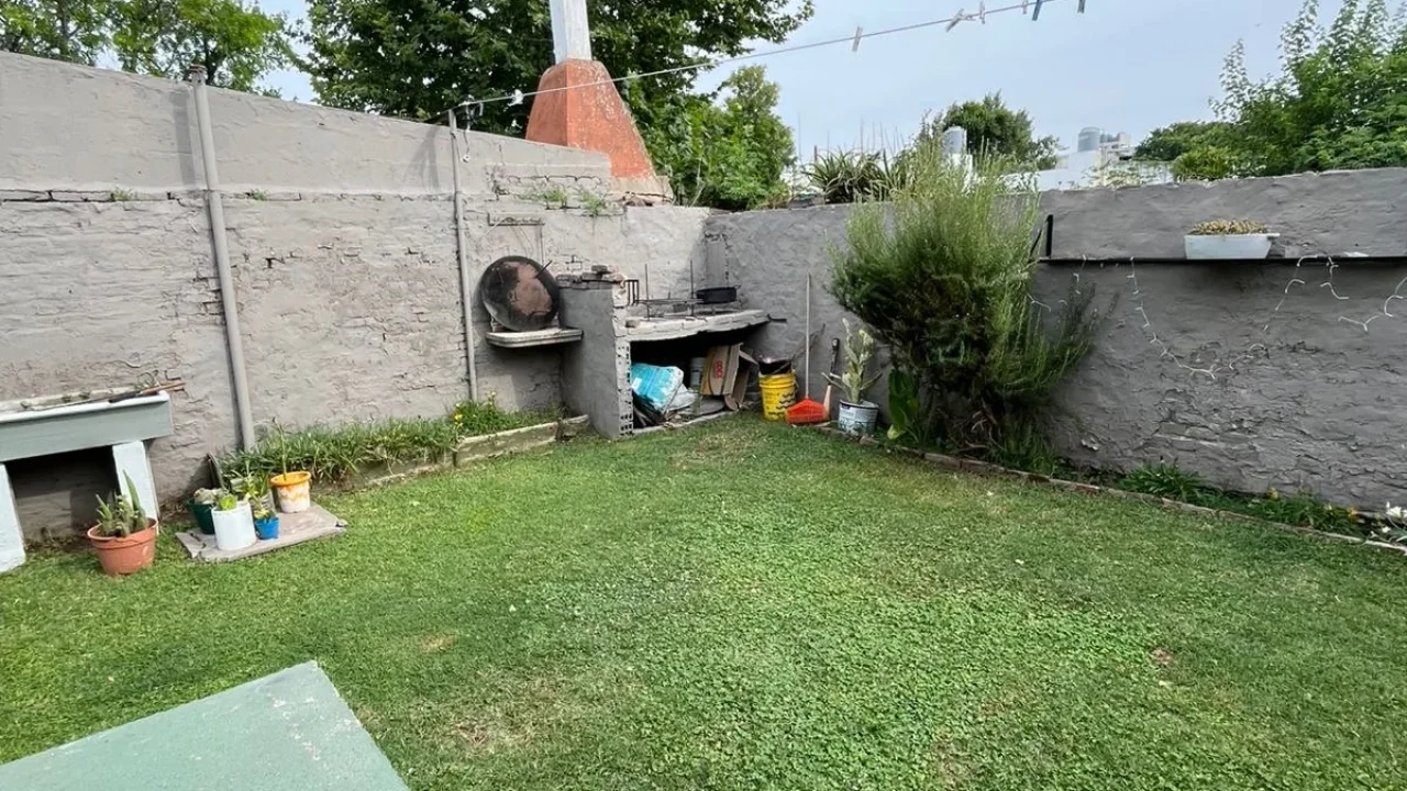 Casa en Alem al 1565 e/Brandsen y Quiroga