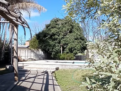 EN VENTA ➡️ CASA CON GRAN TERRENO Y PILETA