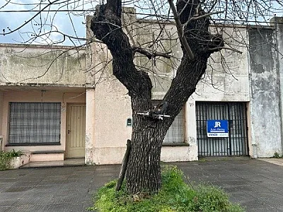 CASA EN VENTA BRANDSEN AL 200