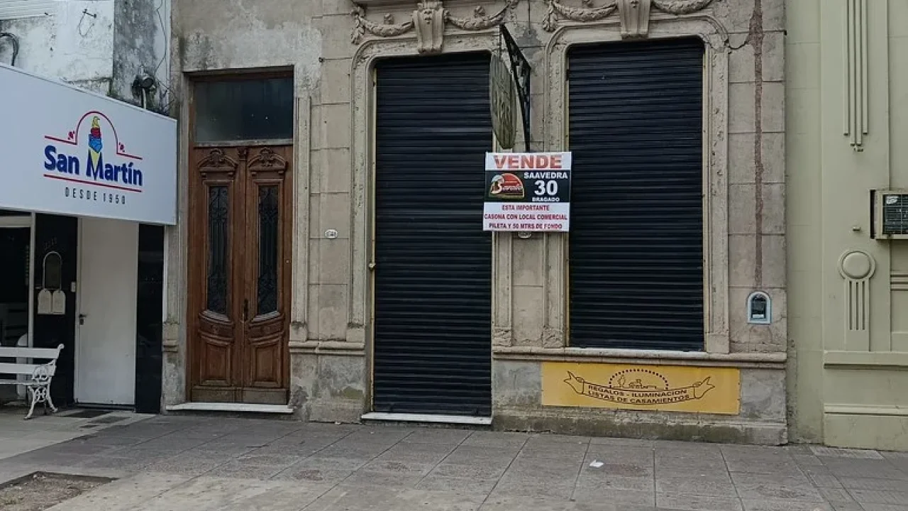 LOCAL Y CASONA C/ PILETA - 50 MTS DE FONDO -