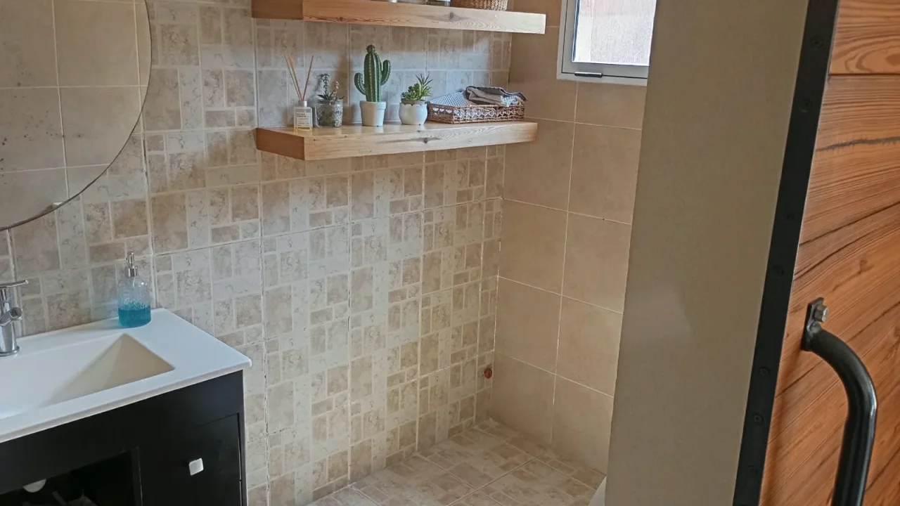 BRAGADO - VENTA - UNA EXCELENTE PROPIEDAD EN INMEJORABLE ESTADO. CONSTRUCCION DE 12 AÑOS - REGIA UBICACION- 290 M2 CUBIERTOS - 360 M2 DE TERRENO. CONSULTAS Y VALORES PERSONALMENTE EN SAAVEDRA 30 - BRAGADO