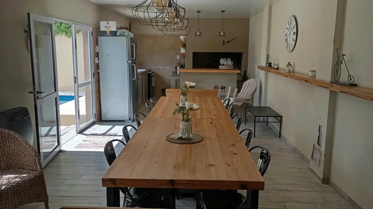 BRAGADO - VENTA - UNA EXCELENTE PROPIEDAD EN INMEJORABLE ESTADO. CONSTRUCCION DE 12 AÑOS - REGIA UBICACION- 290 M2 CUBIERTOS - 360 M2 DE TERRENO. CONSULTAS Y VALORES PERSONALMENTE EN SAAVEDRA 30 - BRAGADO