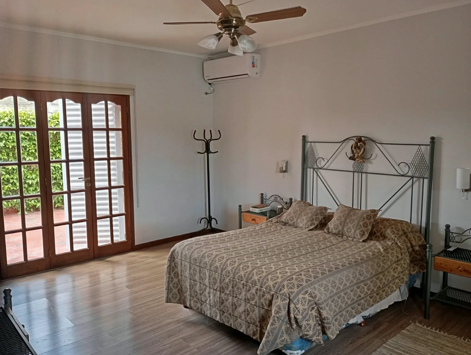 BRAGADO - VENTA - UNA EXCELENTE PROPIEDAD EN INMEJORABLE ESTADO. CONSTRUCCION DE 12 AÑOS - REGIA UBICACION- 290 M2 CUBIERTOS - 360 M2 DE TERRENO. CONSULTAS Y VALORES PERSONALMENTE EN SAAVEDRA 30 - BRAGADO