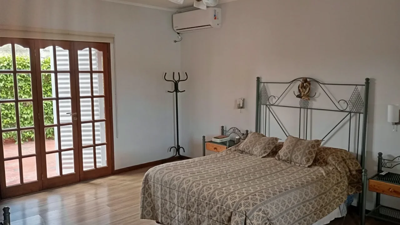 BRAGADO - VENTA - UNA EXCELENTE PROPIEDAD EN INMEJORABLE ESTADO. CONSTRUCCION DE 12 AÑOS - REGIA UBICACION- 290 M2 CUBIERTOS - 360 M2 DE TERRENO. CONSULTAS Y VALORES PERSONALMENTE EN SAAVEDRA 30 - BRAGADO
