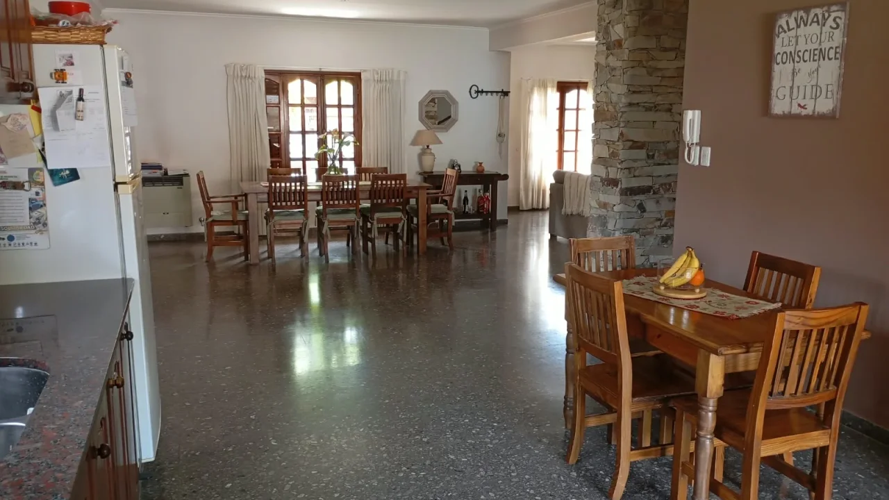 BRAGADO - VENTA - UNA EXCELENTE PROPIEDAD EN INMEJORABLE ESTADO. CONSTRUCCION DE 12 AÑOS - REGIA UBICACION- 290 M2 CUBIERTOS - 360 M2 DE TERRENO. CONSULTAS Y VALORES PERSONALMENTE EN SAAVEDRA 30 - BRAGADO
