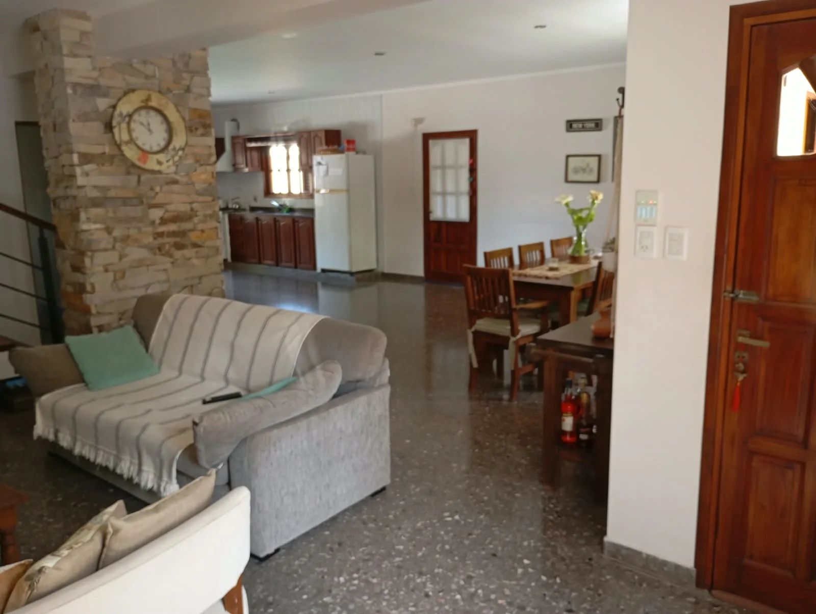 BRAGADO - VENTA - UNA EXCELENTE PROPIEDAD EN INMEJORABLE ESTADO. CONSTRUCCION DE 12 AÑOS - REGIA UBICACION- 290 M2 CUBIERTOS - 360 M2 DE TERRENO. CONSULTAS Y VALORES PERSONALMENTE EN SAAVEDRA 30 - BRAGADO