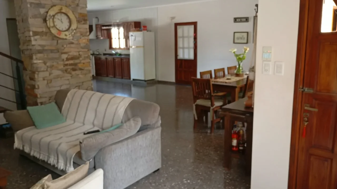 BRAGADO - VENTA - UNA EXCELENTE PROPIEDAD EN INMEJORABLE ESTADO. CONSTRUCCION DE 12 AÑOS - REGIA UBICACION- 290 M2 CUBIERTOS - 360 M2 DE TERRENO. CONSULTAS Y VALORES PERSONALMENTE EN SAAVEDRA 30 - BRAGADO
