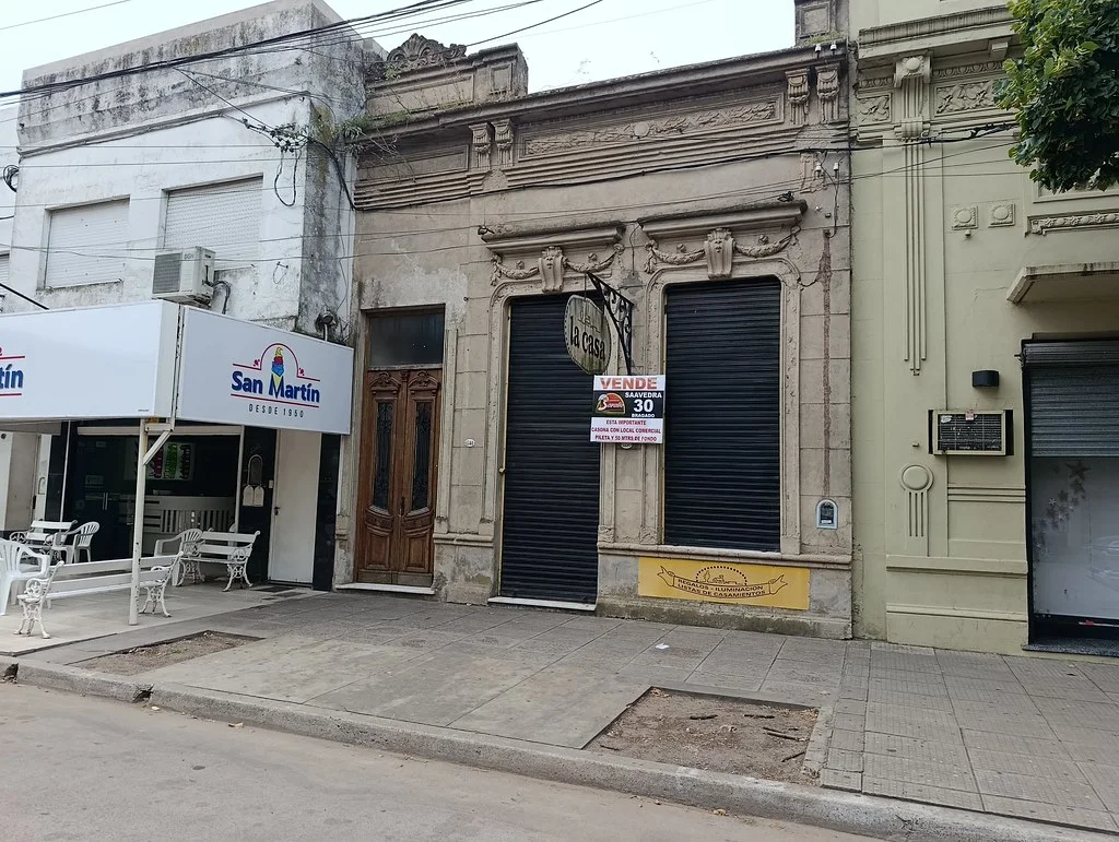 BRAGADO - VENTA - PELLEGRINI AL 1.300 - MICROCENTRO - E/ MITRE Y BROWN - LOCAL Y CASONA C/ PILETA - 50 MTS DE FONDO - CONSULTAS, INFORMES Y VALORES UNICAMENTE EN FORMA PERSONAL EN N/ OF. DE CALLE SAAVEDRA N°30 - BRAGADO
