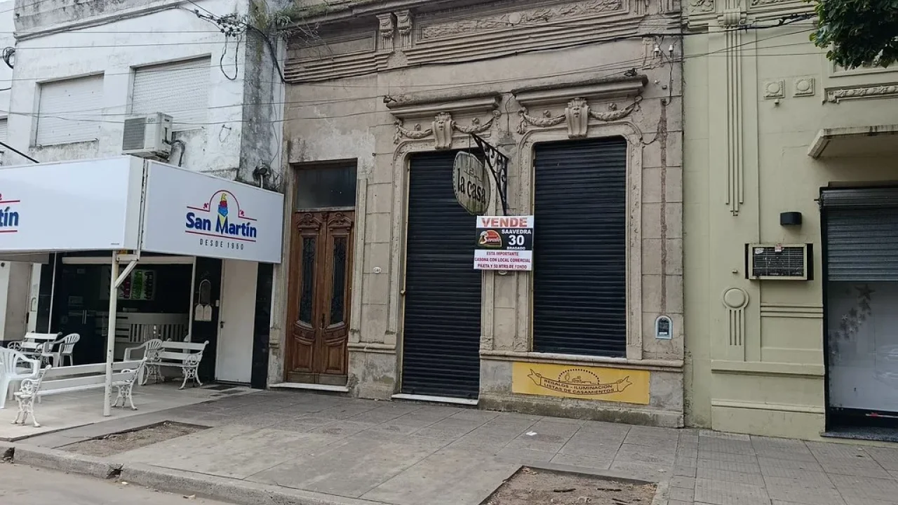 BRAGADO - VENTA - PELLEGRINI AL 1.300 - MICROCENTRO - E/ MITRE Y BROWN - LOCAL Y CASONA C/ PILETA - 50 MTS DE FONDO - CONSULTAS, INFORMES Y VALORES UNICAMENTE EN FORMA PERSONAL EN N/ OF. DE CALLE SAAVEDRA N°30 - BRAGADO