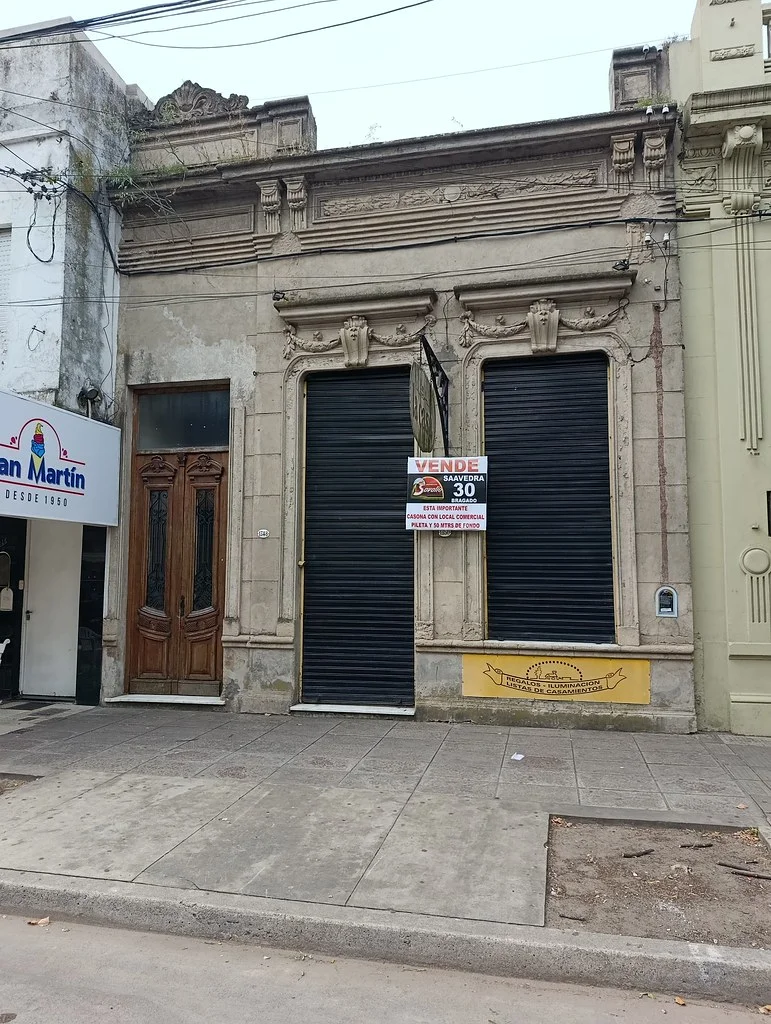 BRAGADO - VENTA - PELLEGRINI AL 1.300 - MICROCENTRO - E/ MITRE Y BROWN - LOCAL Y CASONA C/ PILETA - 50 MTS DE FONDO - CONSULTAS, INFORMES Y VALORES UNICAMENTE EN FORMA PERSONAL EN N/ OF. DE CALLE SAAVEDRA N°30 - BRAGADO