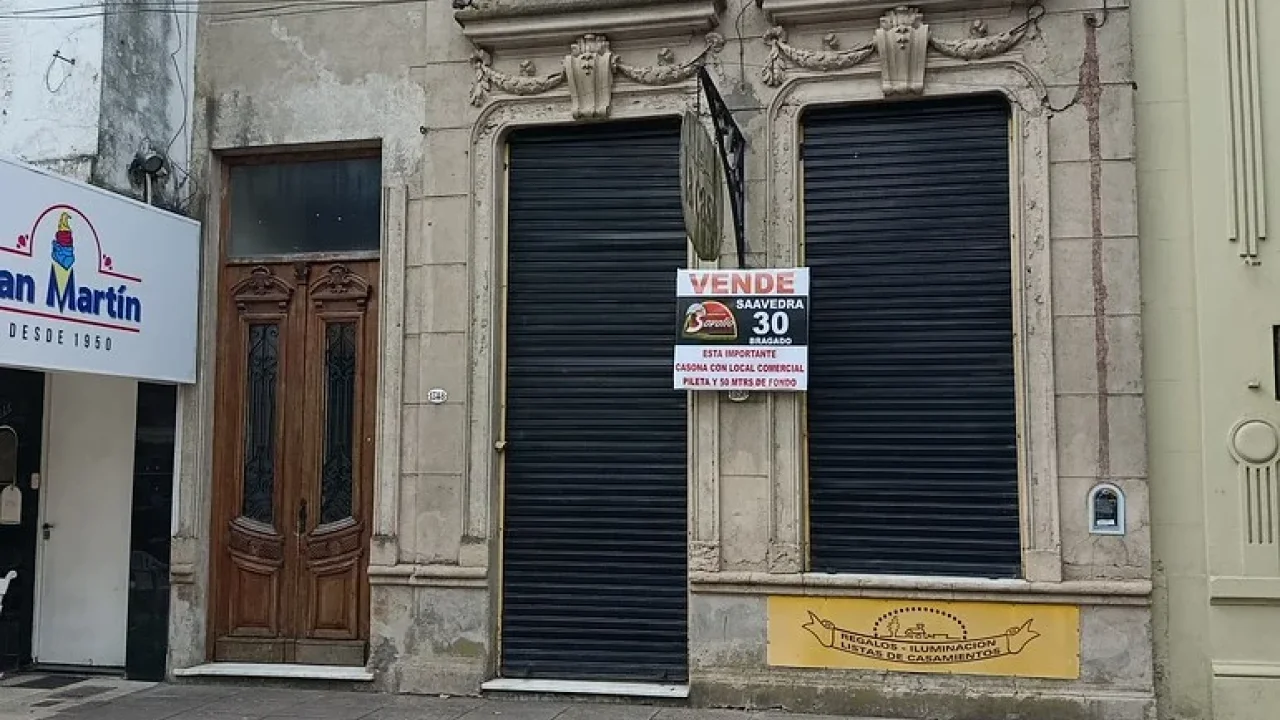 BRAGADO - VENTA - PELLEGRINI AL 1.300 - MICROCENTRO - E/ MITRE Y BROWN - LOCAL Y CASONA C/ PILETA - 50 MTS DE FONDO - CONSULTAS, INFORMES Y VALORES UNICAMENTE EN FORMA PERSONAL EN N/ OF. DE CALLE SAAVEDRA N°30 - BRAGADO