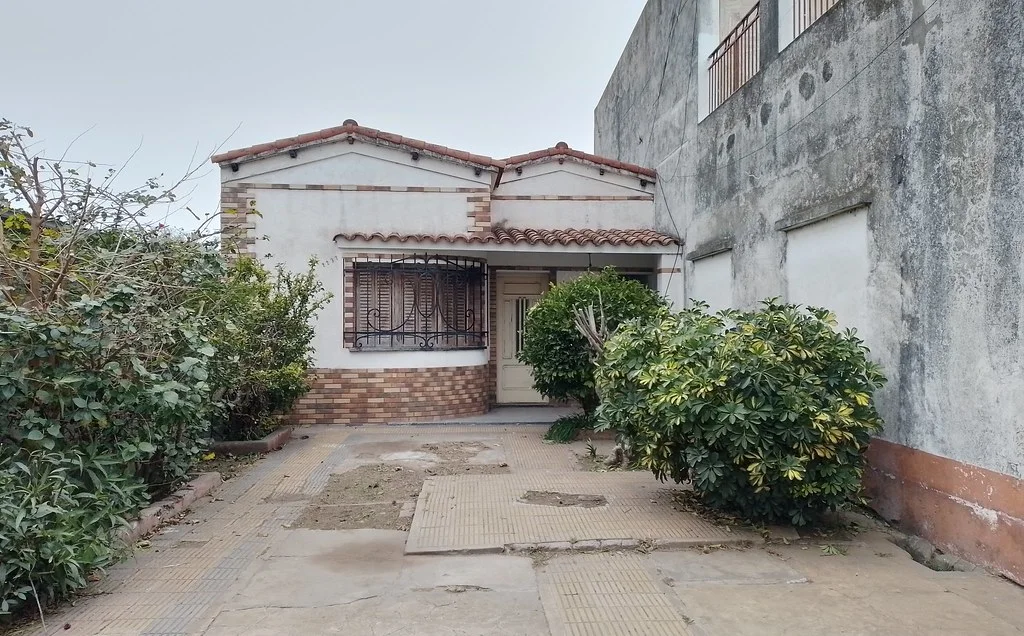 A SOLO 45.000 - BRAGADO - VENTA - CASA - CATAMARCA N°2237 - AMPLIA - LUGAR PARA COCHERA - TERRENO. TODOS LOS SERVICIOS.