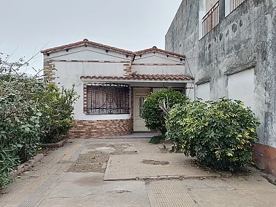 A SOLO 45.000 - BRAGADO - VENTA - CASA - CATAMARCA N°2237 - AMPLIA - LUGAR PARA COCHERA - TERRENO. TODOS LOS SERVICIOS.