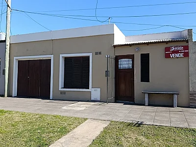 BRAGADO - VENTA - CALLE DR. CORTE ENTRE GRAL PAZ Y ESCALADA . CASA - PH. 1 DORMITORIO, BAÑO, LIVING. COCINA COMEDOR, GARAJE Y PATIO. TODOS LOS SERVICIOS. ASFALTO. U$S. 36.000.-