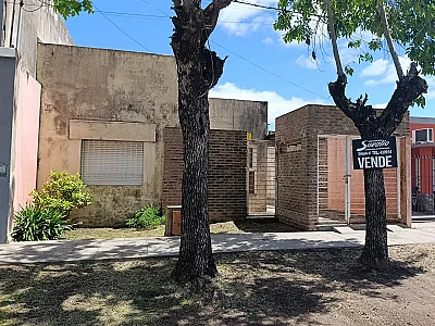 U$S. 40.000.- NUEVO INGRESO !! VENTA - CASA - GIANCINTI N°233- BRAGADO - CASA CON GRAN LOTE- 2 DORMITORIOS,BAÑO, COCINA COMEDOR, ENTRADA PARA AUTOS. ASFALTO. ZONA CON TODOS LOS SERIVCIOS.