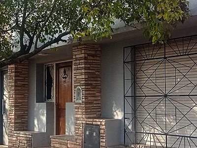 EN VENTA ➡️ CASA CÉNTRICA