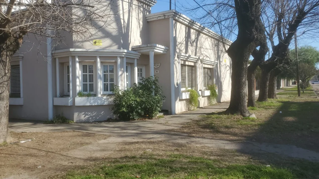 CASA EN VENTA, UBICADA SOBRE CALLE ALEM Y SAAVEDRA