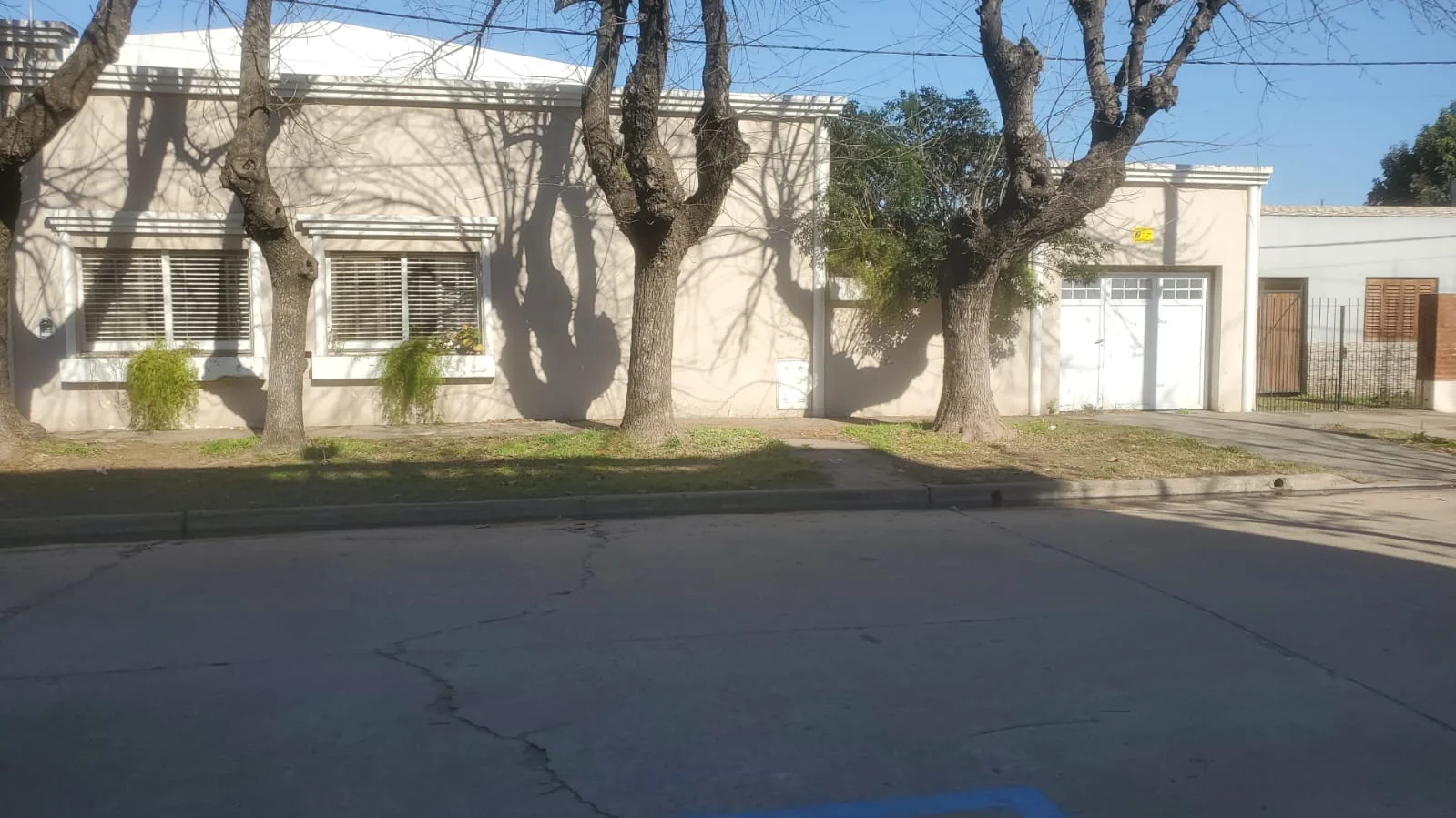 CASA EN VENTA, UBICADA SOBRE CALLE ALEM Y SAAVEDRA