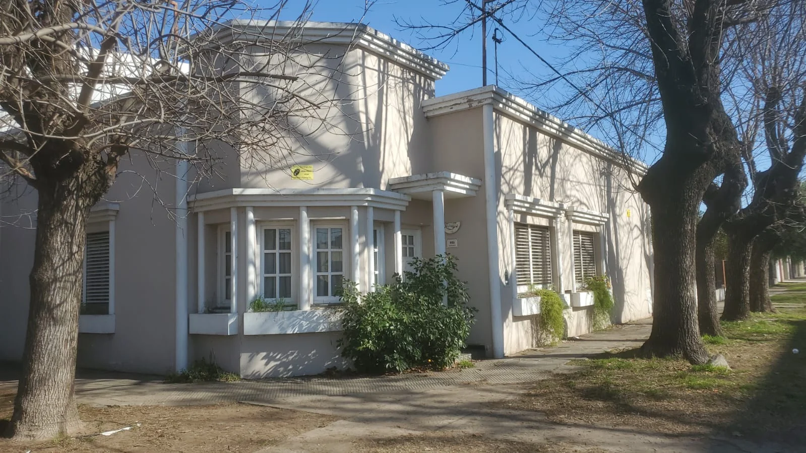 CASA EN VENTA, UBICADA SOBRE CALLE ALEM Y SAAVEDRA