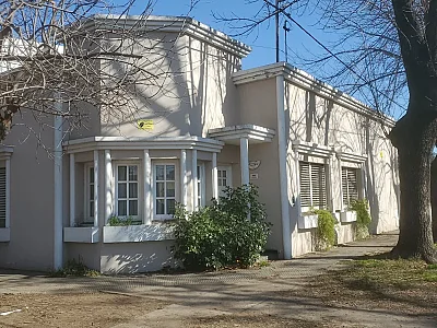 CASA EN VENTA, UBICADA SOBRE CALLE ALEM Y SAAVEDRA