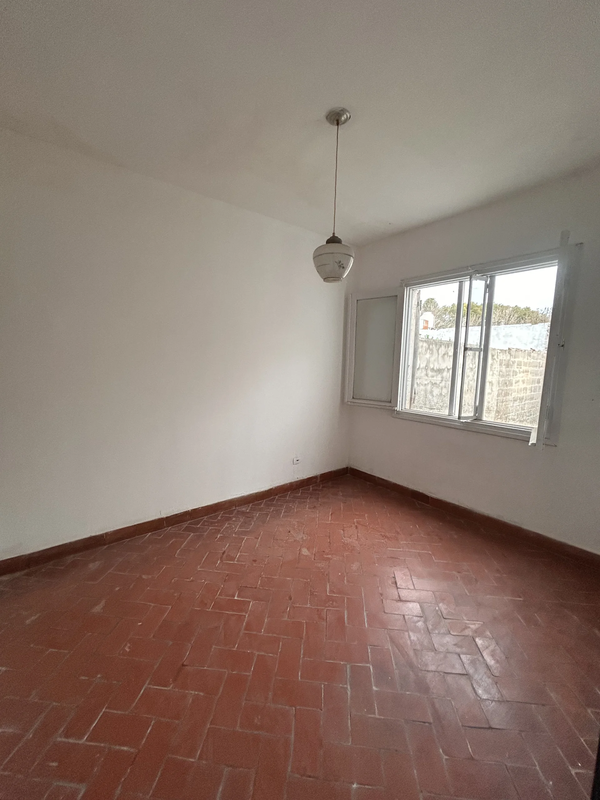 Casa Con Patio . Jardin .Parrilla.