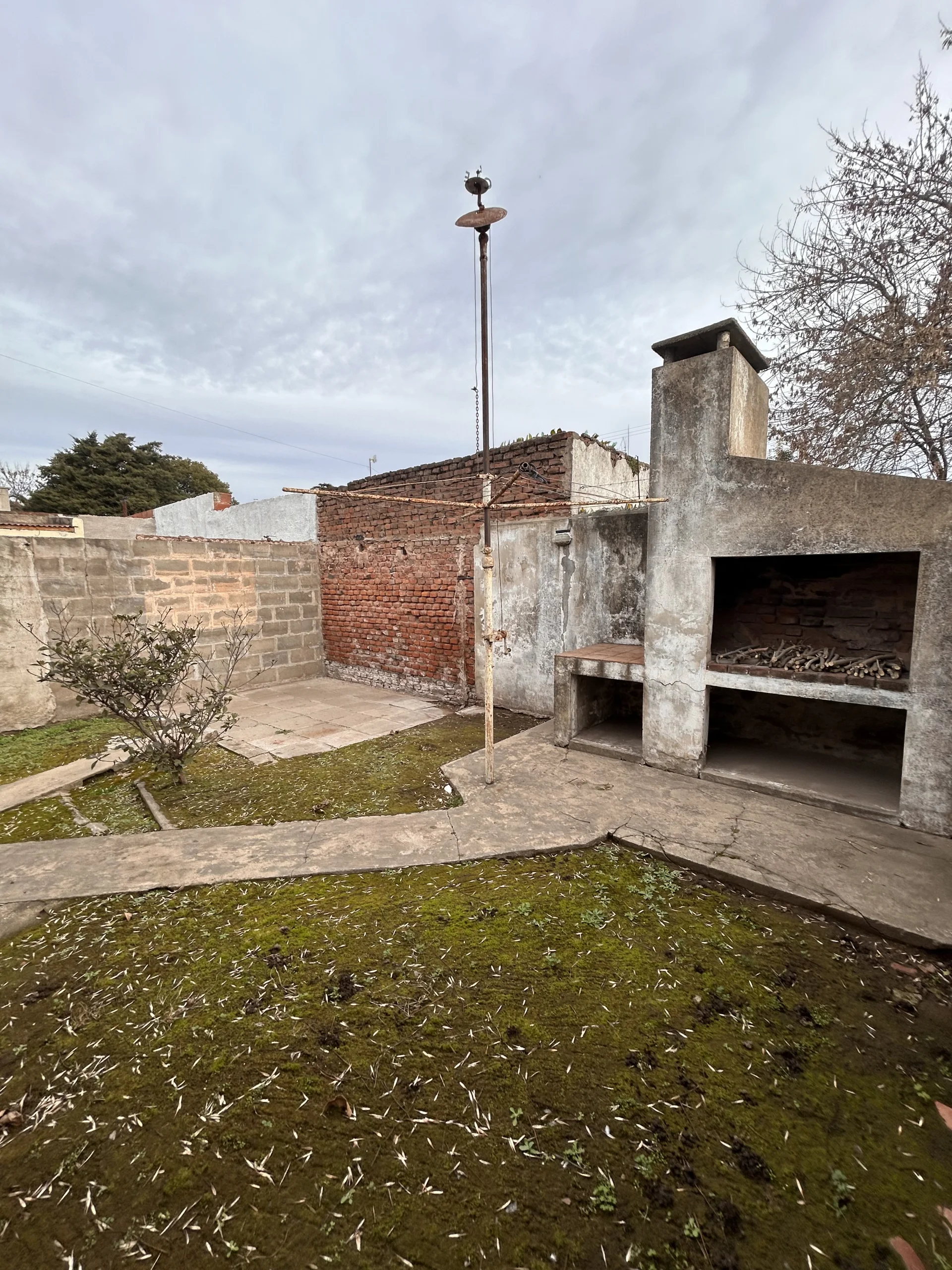Casa Con Patio . Jardin .Parrilla.