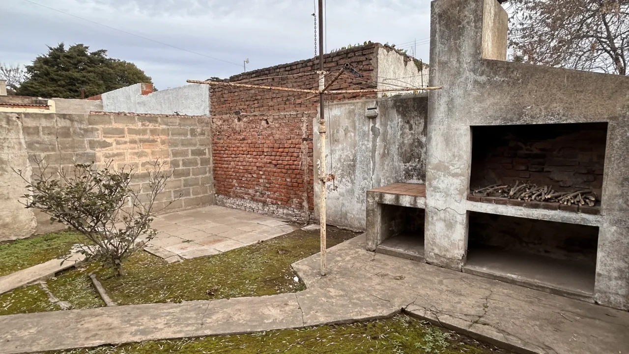 Casa Con Patio . Jardin .Parrilla.